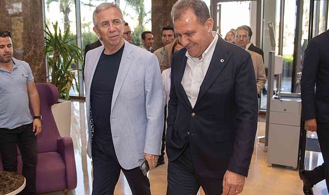 CHP'li büyükşehir belediye başkanları Mersin'de buluştu