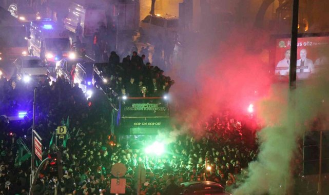 Çifte bayram yaşayan Sakaryaspor şampiyonluk turuna çıktı: Şehir sokağa döküldü