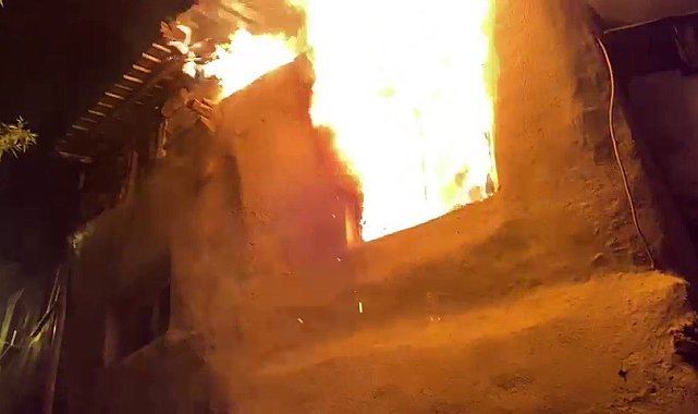 Çıkan yangında mekruh ev küle döndü