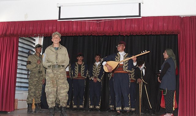 Çıldır&#039;da Aşık Şenlik tiyatrosu sergilendi