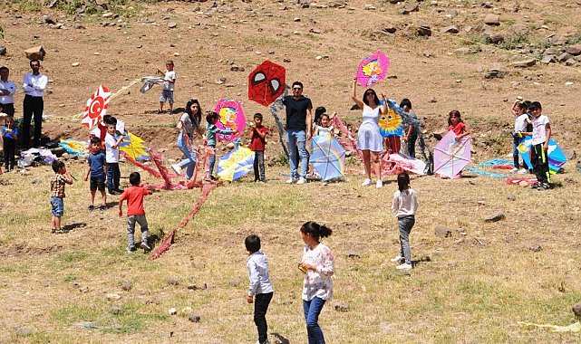 Cizre'de minik öğrencilerin uçurtma keyfi