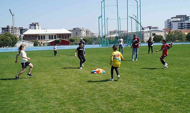 Çocuklar Dünya Atletizm Gününde hem eğlendi hem yarıştı