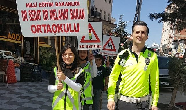 Çocuklar trafik güvenliğine dikkat çekmek için yürüdü