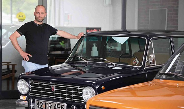 Çocukluk hayali 1975 model arabayı aldı, yurt dışından getirdiği parçalarla topladı
