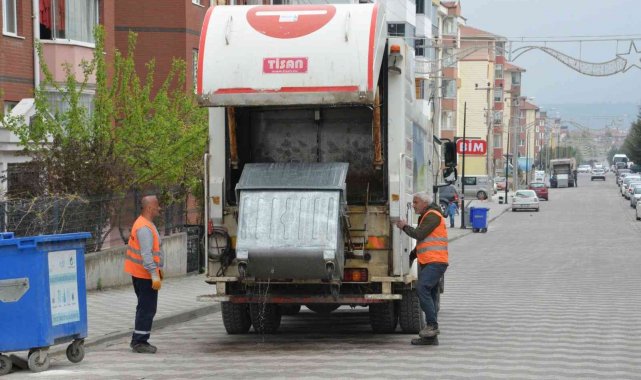 Çöp konteynerleri yıkanarak bayrama hazırlanıyor