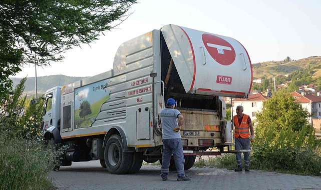 Çöp konteynerleri yıkanarak temizleniyor