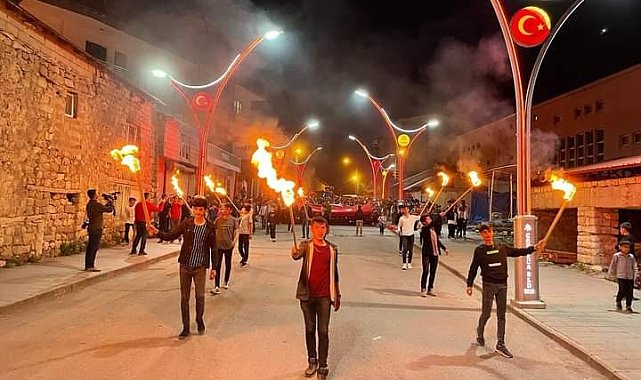 Çukurca'da meşaleli gençlik yürüyüşü