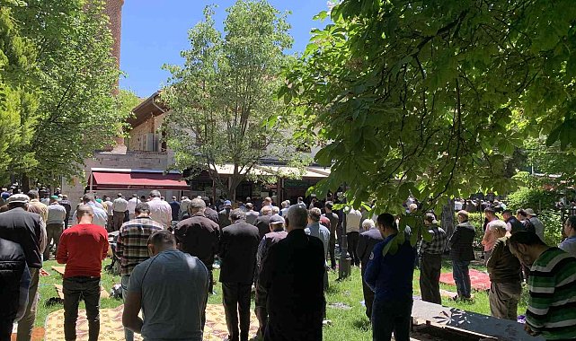Cuma namazında saflar dışarı taştı