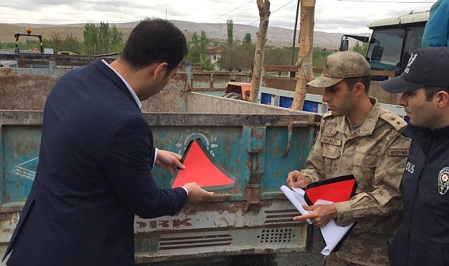 Darende'de sürücülere reflektör dağıtıldı