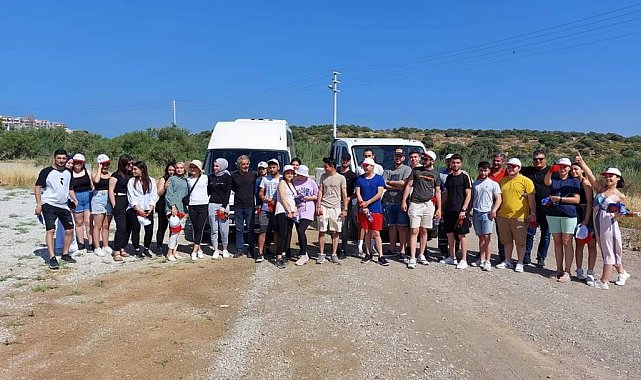 Datça&#039;da üniversite öğrencileri sahili temizledi