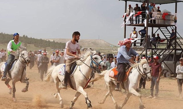 Dazkırı Rahvan At Yarışları'nda renkli görüntüler ortaya çıktı