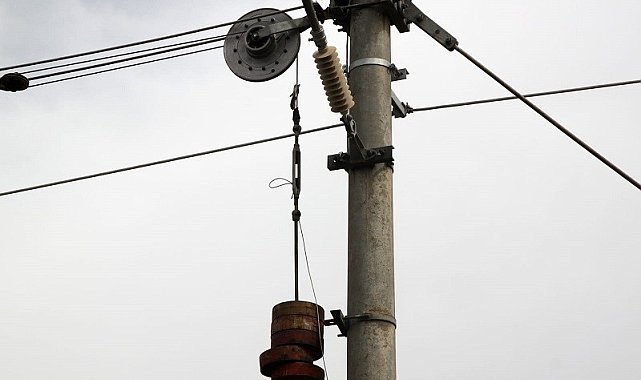 Demiryolu elektrik hattındaki 3 tonluk gergi ağırlığını çalan şüpheliler yakalandı