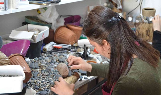 Deniz kenarından topladıkları atıklar, el emeği ürünlere dönüşüyor