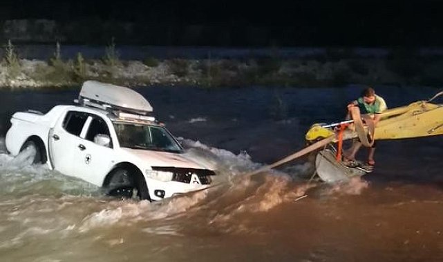Dere yatağından geçmeye çalışırken suların ortasında kaldı