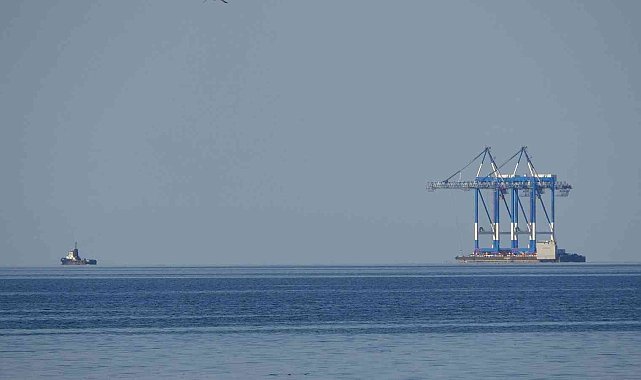 Dev vinç Karadeniz açıklarında ilerlerken sahilden böyle görüntülendi