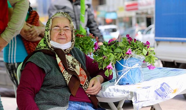 Didim Belediyesi'nden kadınlara binlerce çiçek