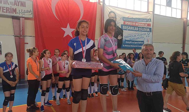 Dikili'deki voleybol turnuvasında 'Beyaz Kart' uygulaması takdir topladı