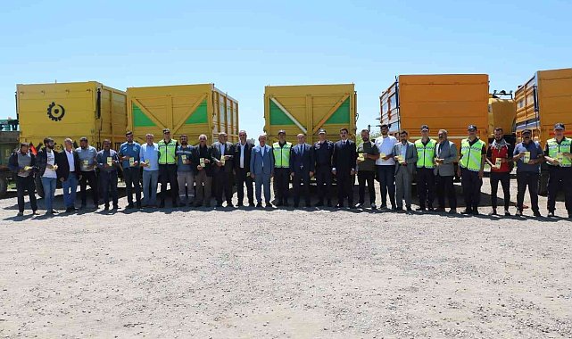 Diyarbakır'da traktör ve biçerdöver römorklarına reflektör takıldı