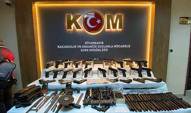 Diyarbakır&#039;da yasa dışı silah ticareti operasyonunda ele geçirilenler sergilendi