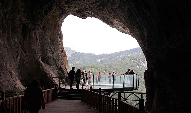 Doğa tutkunları Çamlık mağaralarına hayran kaldı