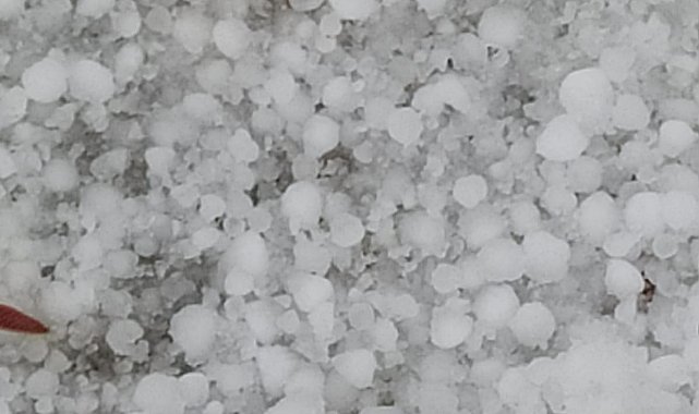 Dolu yağışı 10 dakikada her yeri beyaza bürüdü