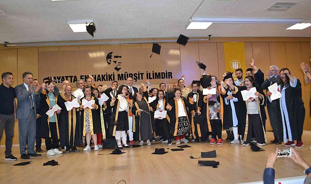 Down sendromlu bireylerin diploma heyecanı