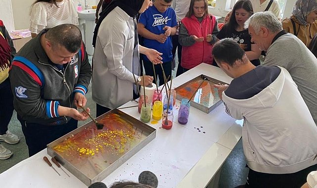 Down sendromlu çocukların Ebru Sanatı heyecanı