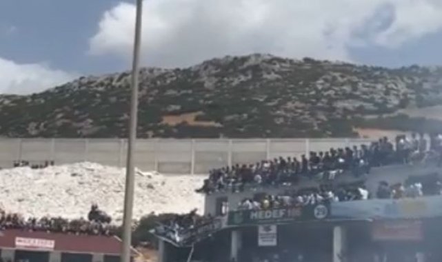 Drift festivalini izleyenlerin bulunduğu balkon çöktü, faciadan dönüldü