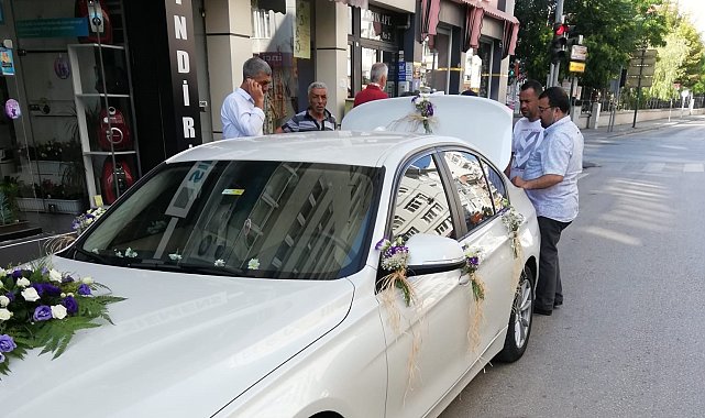 Düğünlerin başlamasıyla çiçeklerde gelin arabası süslemeleri arttı