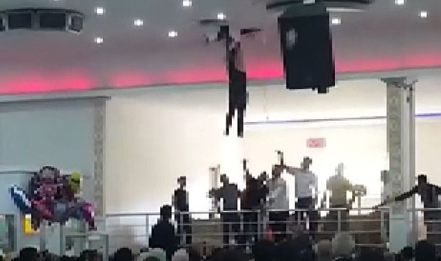 Düğünün davetsiz misafiri davetlileri hem şoke etti hem korkuttu