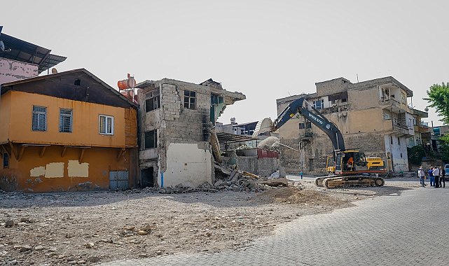 Dulkadiroğlu ilçesindeki metruk binalar yıkılıyor
