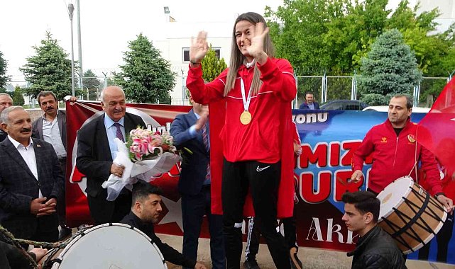 Dünya şampiyonu Hatice Akbaş&#039;a Malatya&#039;da coşkulu karşılama