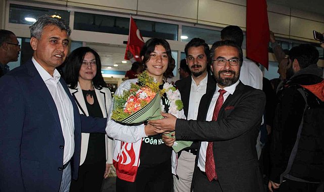 Dünya şampiyonu yüzücü Mehlika çiçeklerle karşılandı