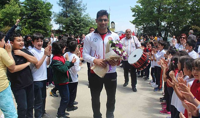 Dünya şampiyonu yüzücüye okulunda coşkulu karşılama