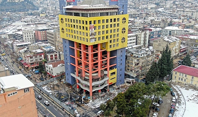 Dünyanın en saçma binasının dev sütunları yıkıldı
