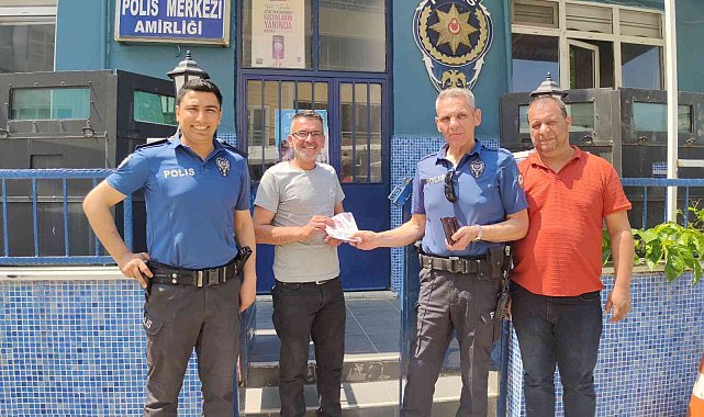 Duyarlı vatandaştan örnek davranış: Yolda bulduğu parayı polis merkezine götürdü