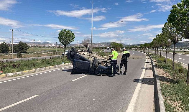 Düz yolda araç ters döndü, sürücü yaralandı