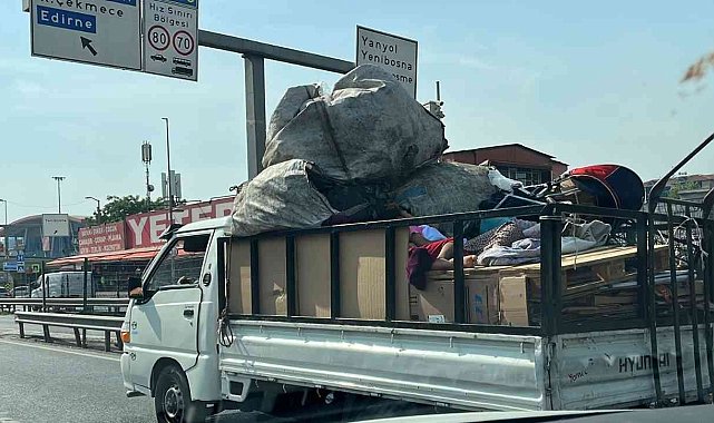 E-5'te kamyonetin kasasında uyuyarak yolculuk yaptılar