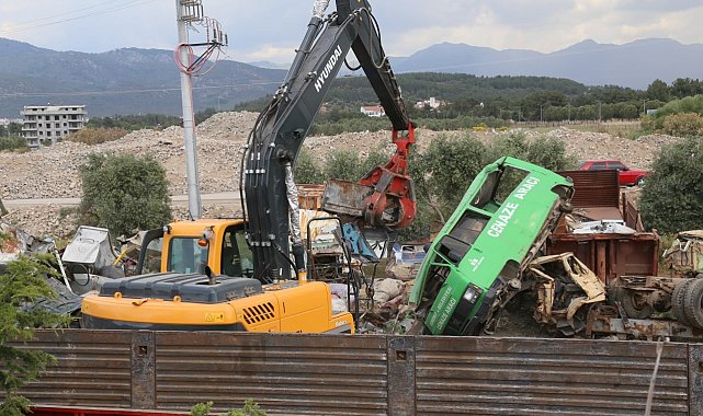 Edremit Belediyesi'nde 25 taşıt ve iş makinesi hurdaya ayrıldı