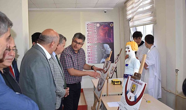 Edremit Mesleki ve Teknik Anadolu Lisesinde robotik kodlama sergisi açıldı