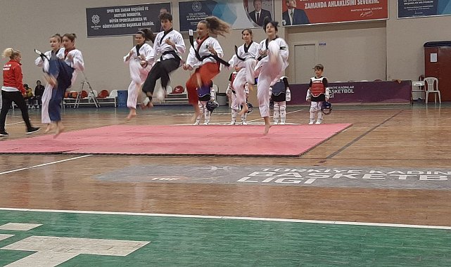 Edremit'te 19 Mayıs Atatürk'ü Anma, Gençlik ve Spor Bayramı'nın 103. Yıl dönümü kutlandı