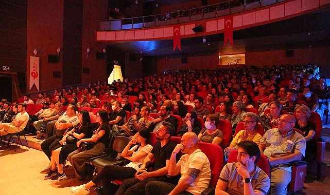 Efeler&#039;in tiyatro oyununa vatandaşlar yoğun ilgi gösterdi