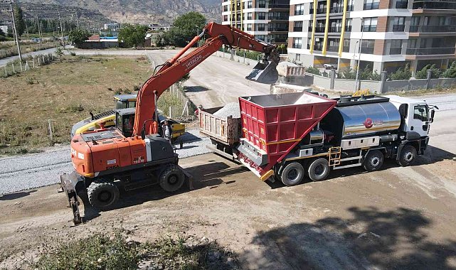 Efeler'in yeni asfalt makinesi ilk görevine çıktı