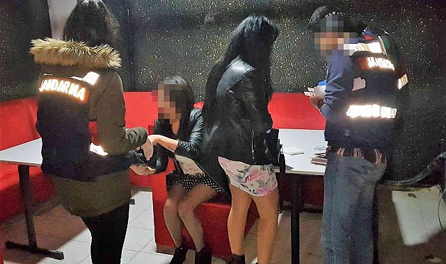 Eğlence mekanında kaçak olarak çalışan yabancı uyruklu 2 kadın sınır dışı edildi