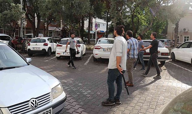 Ekmek bıçaklı şahıs etrafa korku saldı