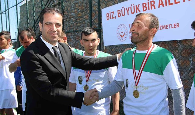 Elazığ&#039;da engellilerin dostluk maçı renkli görüntüler oluşturdu