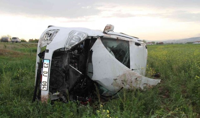 Elazığ'da hafif ticari araç şarampole uçtu: 8 yaralı