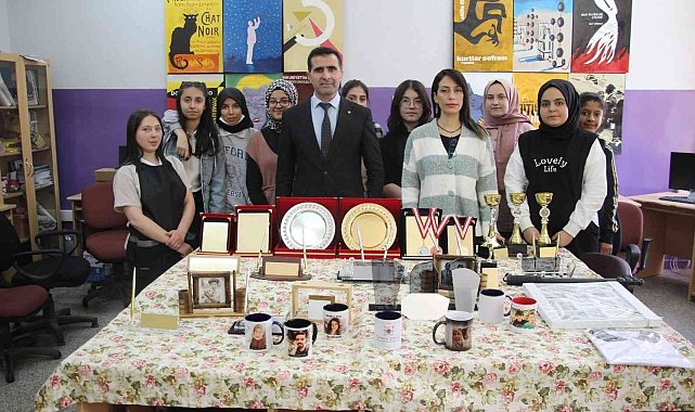 Elazığ&#039;da öğrenciler hem okuyup hem meslek öğrenerek harçlıklarını çıkarıyor