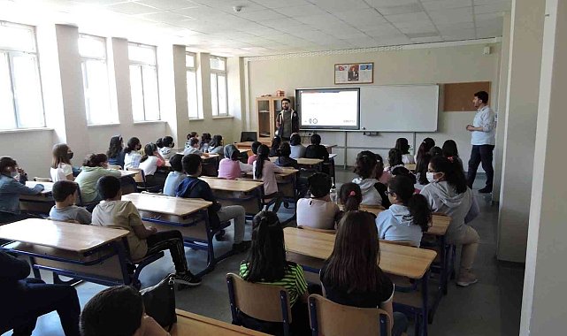 Elazığ'da polis, 160 öğrenciye eğitim verdi