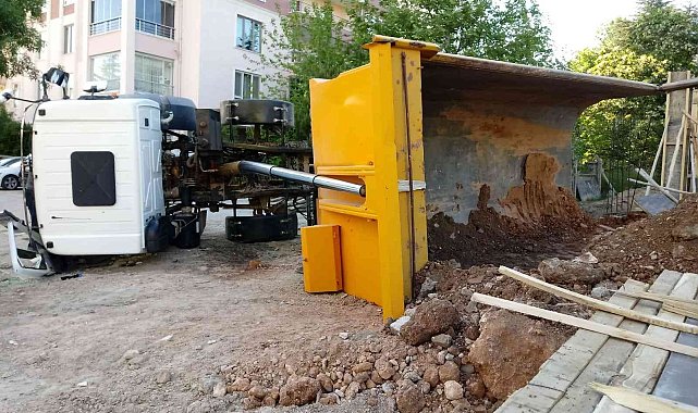 Elazığ&#039;da toprak taşıyan kamyon yan yattı